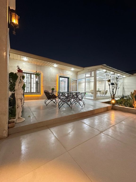 235 متر باغچه 100 متر بنای زیبا